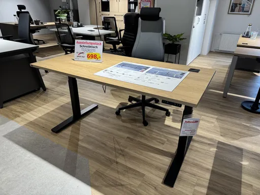 Elektrisch höhenverstellbarer Schreibtisch